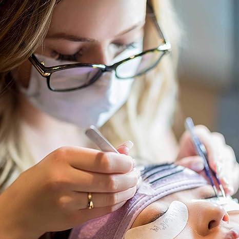 Lash glue for high humidity